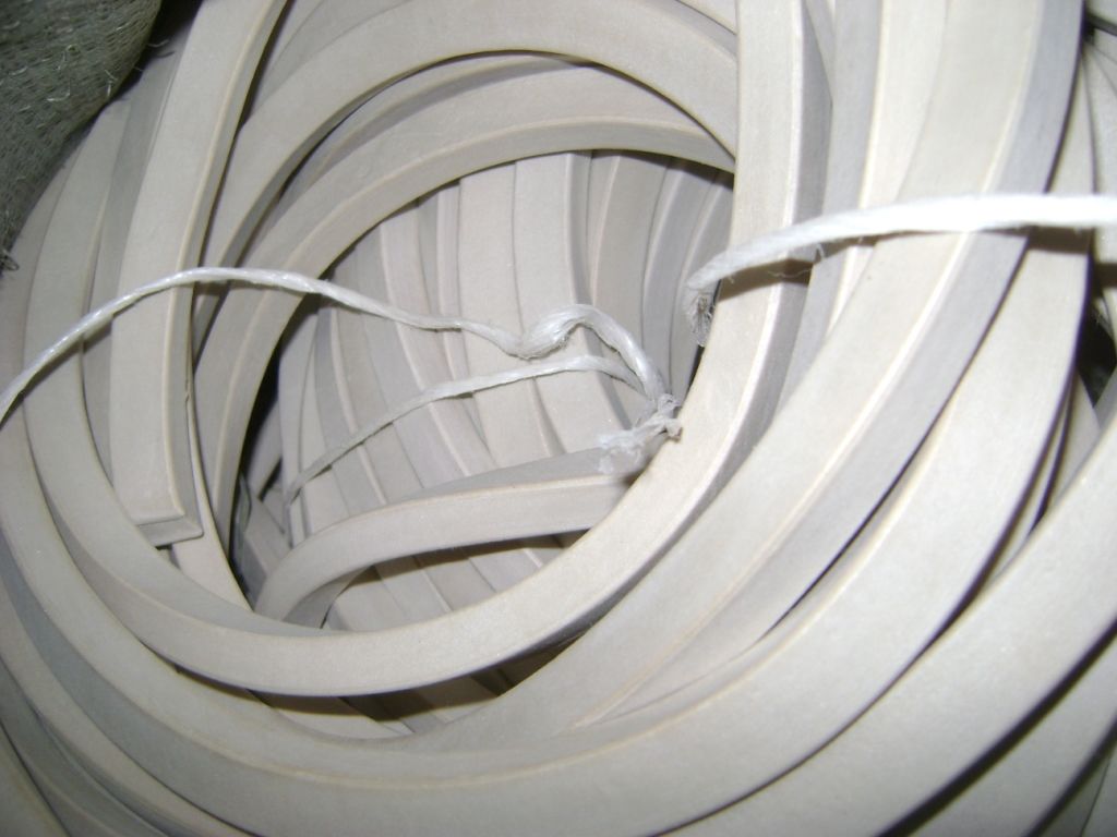 Шнур вакуумный резиновый 15х20 мм прямоугольного сечения белый из смеси 51-2062 ТУ 38105108-76