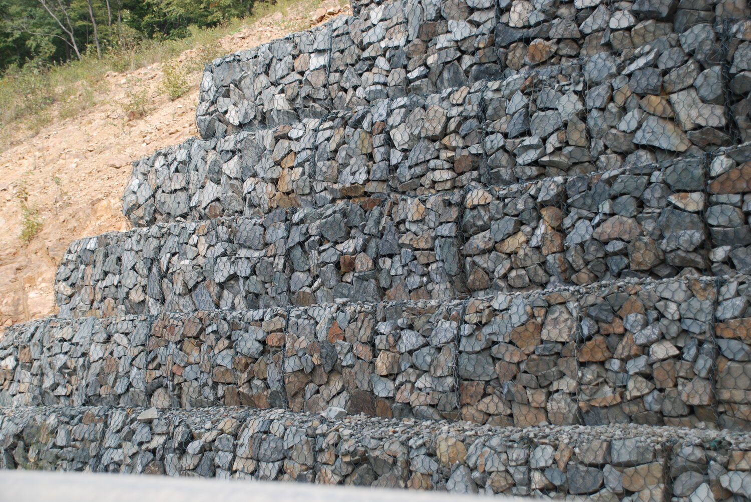 Габионы матрацного типа. Забор сетка с камнями. Габионы смоленск печерск. Габион владивосток. Габион владивосток.